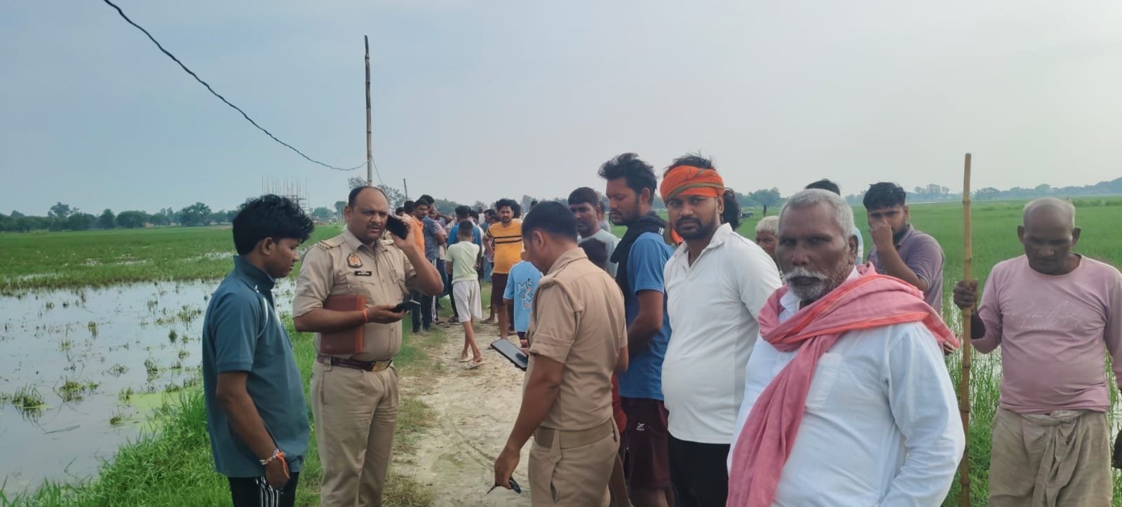 Chandauli Crime: सरेहुआ खुर्द में बल्ली से लटका मिला युवक का शव, पैर जमीन से छू रहे थे; आत्महत्या पर ग्रामीणों ने उठाए सवाल, रात में भाई से हुआ था विवाद