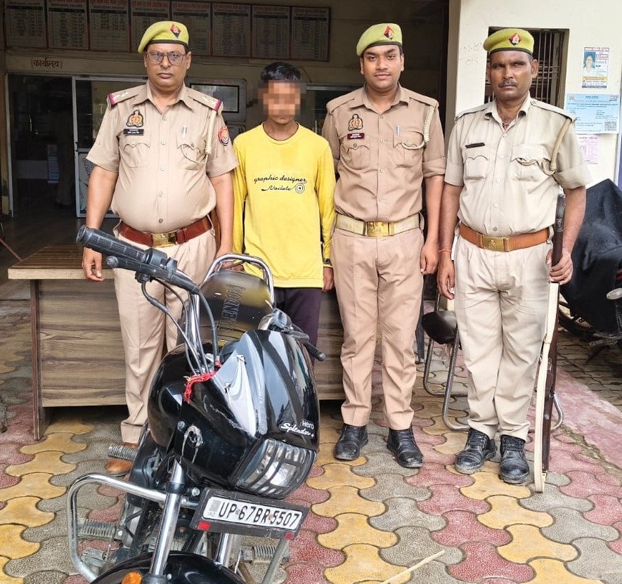 Chandauli Crime: चोरी की बाइक पर फर्जी नंबर प्लेट लगाकर घूम रहा शातिर गिरफ्तार, मुगलसराय पुलिस ने चेकिंग के दौरान पकड़ा, आजमगढ़ से चोरी हुई हीरो स्प्लेंडर प्लस बरामद
