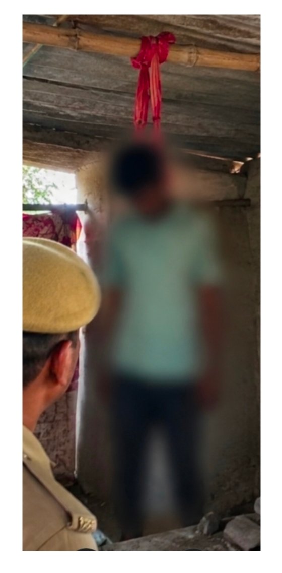 Chandauli News: सोनबरसा में फंदे से लटका मिला 32 वर्षीय युवक का शव, मचा कोहराम! पत्नी-बच्चों के मायके जाने के बाद उठाया खौफनाक कदम, जांच में जुटी पुलिस