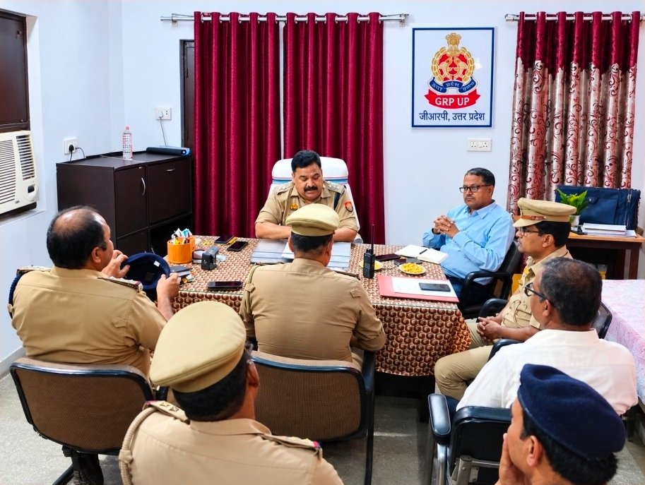 Chandauli News: ट्रेनों-स्टेशनों पर अपराधियों पर कसेगा शिकंजा, GRP-RPF ने बनाई संयुक्त सुरक्षा रणनीति; हॉटस्पॉट चिन्हित कर बढ़ेगी विशेष निगरानी और गश्त