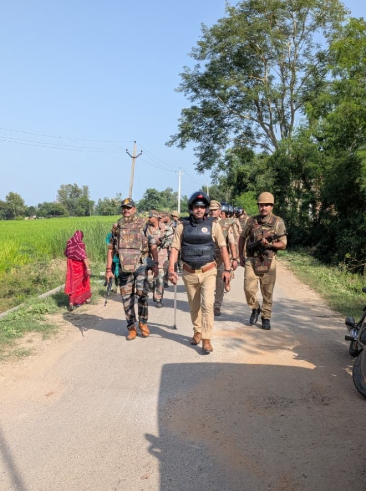 Chandauli News: चंदौली में नक्सली गतिविधियों पर पुलिस का शिकंजा, देवदत्तपुर-सोनवार के जंगलों में सघन कांबिंग; थानाध्यक्ष महेश सिंह ने ग्रामीणों से किया सीधा संवाद