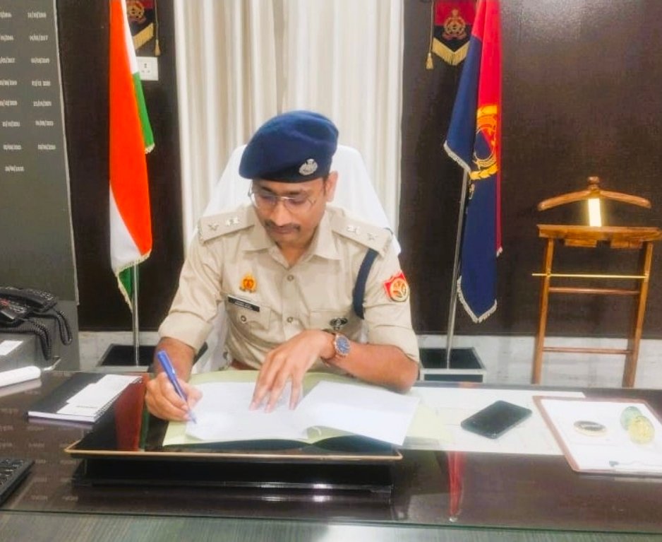 Chandauli Police Transfer: आधी रात पुलिस महकमे में बड़ा फेरबदल! SP आकाश पटेल ने 5 उपनिरीक्षकों के कार्यक्षेत्र बदले, देखिए किसे कहां मिली नई तैनाती