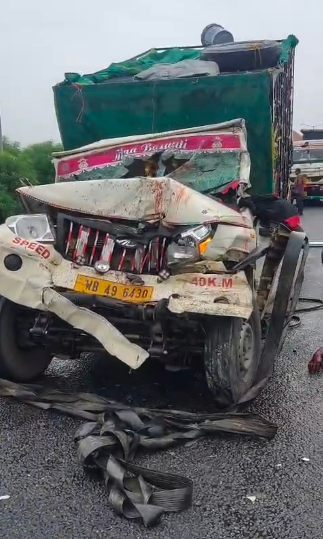 Chandauli News: चंदौली में झांसी नेशनल हाईवे पर भीषण हादसा, ट्रेलर और मुर्गों से भरी पिकअप में जोरदार टक्कर; चालक समेत दो गंभीर, नेशनल हाईवे जाम